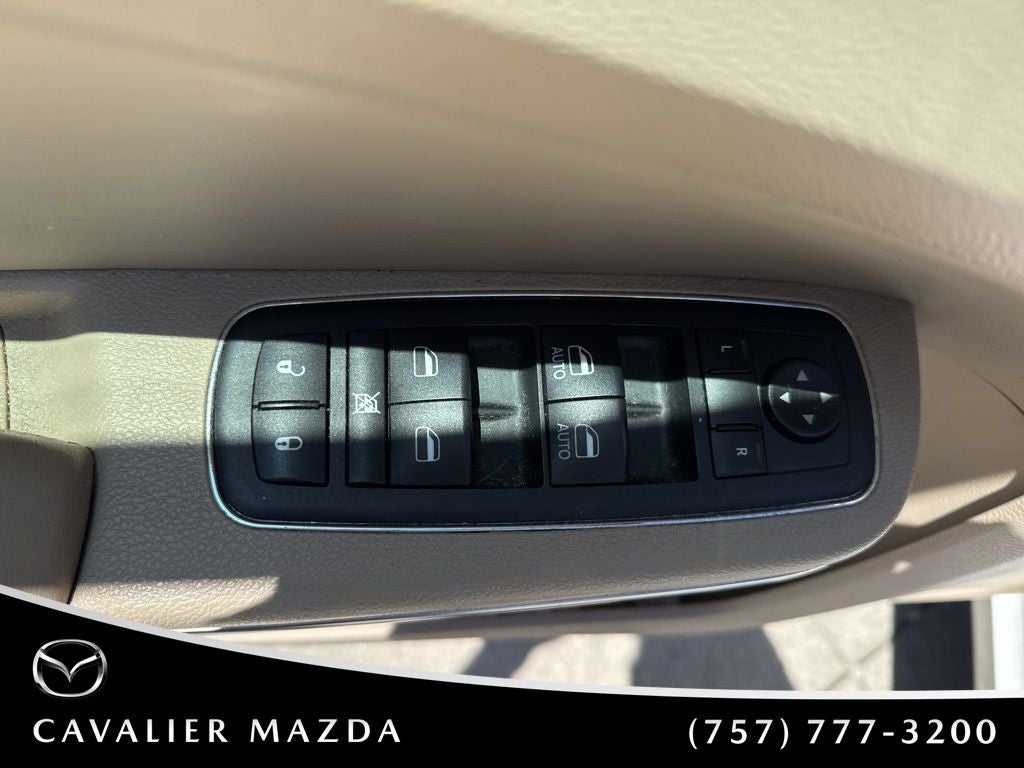 2011 Chrysler 300C Base